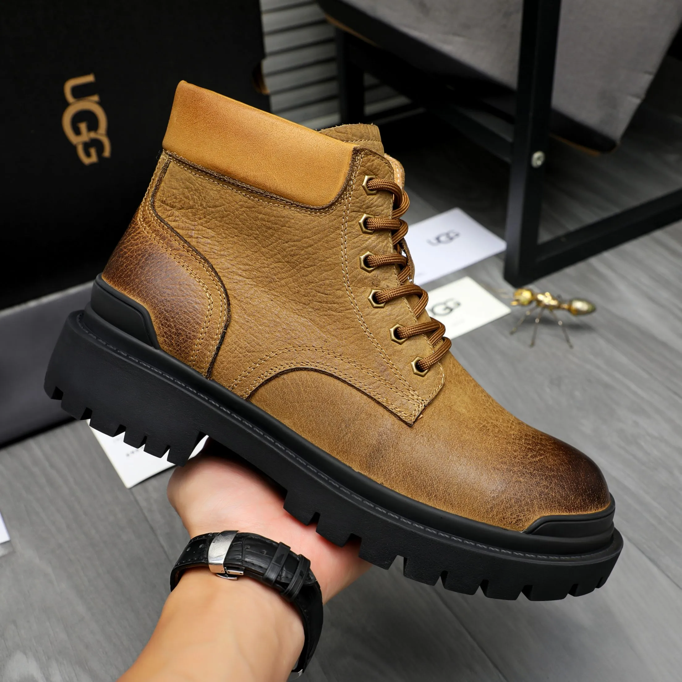 P620 Product trademark: "UGG" Gaobang men's shoes Regular size: 39-44 Product materials: Selected color-brushed cowhide upper, wool lining, original outsole